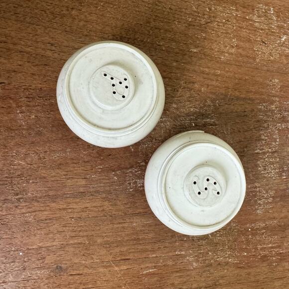 Vintage Red White Admiration Pot Salt and Pepper Shakers Plastic Made in USA - Picture 2 of 8